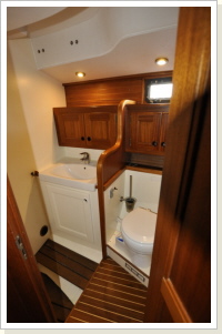 Bad und Toilette, achtern Bad und Toilette, achtern